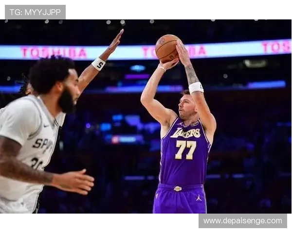 东契奇对老人的恶搞引争议LBJ诈伤背后真相揭秘湖人险被翻盘的传奇故事